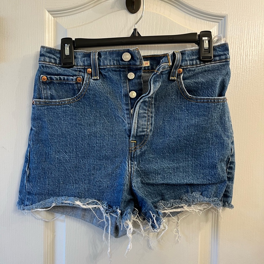 28 levis shorts